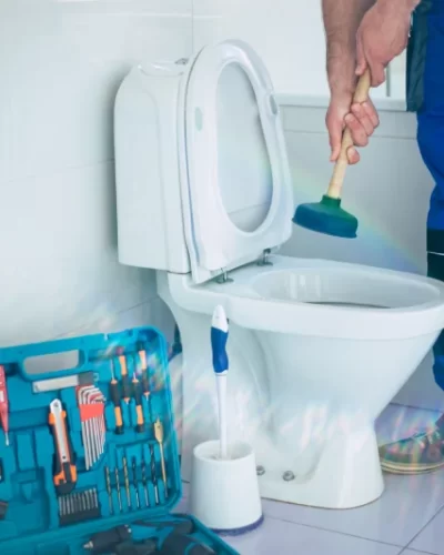 encanador-profissional-uniformizado-conserta-o-vaso-sanitario-do-banheiro-domestico-com-a-ajuda-de-ferramentas (1)